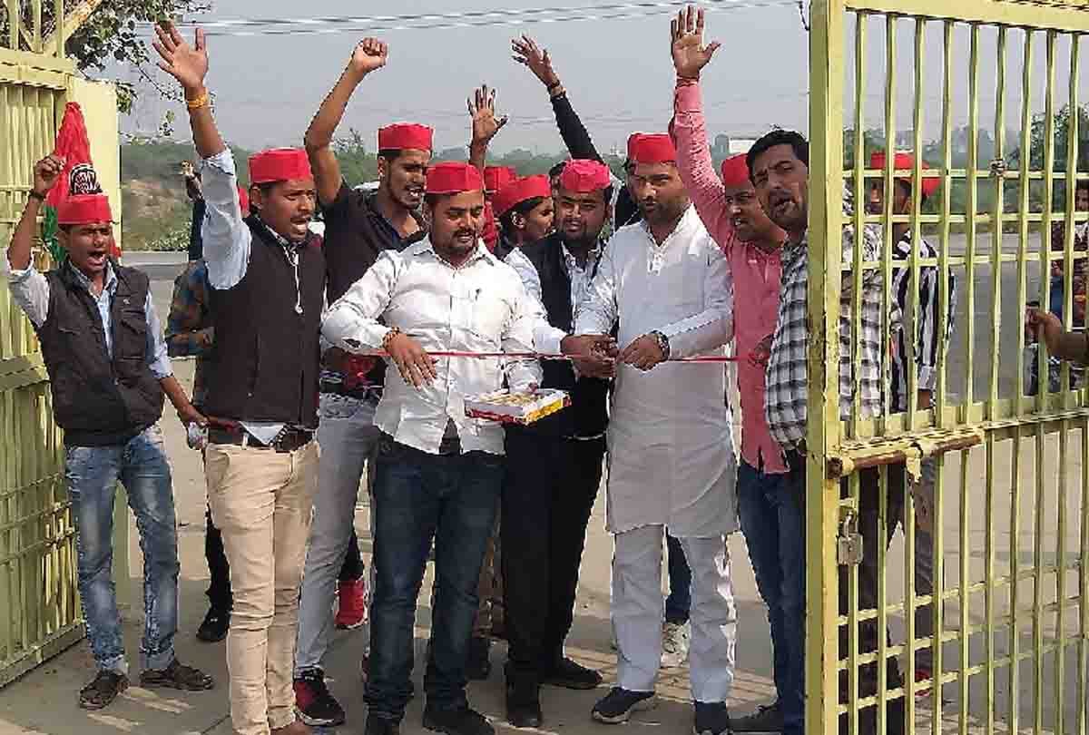 before the opening, the supporters cut the lace of etawah lion safari