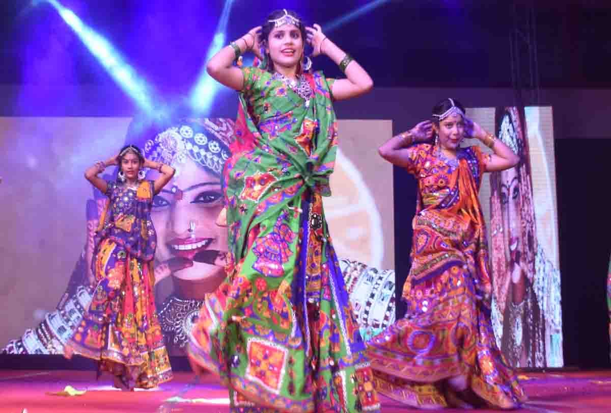 girls dance performance in school function
