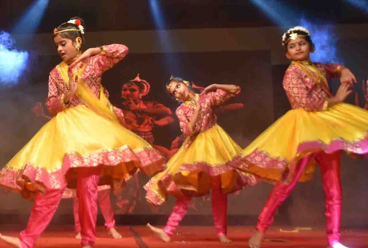 girls dance performance in school function