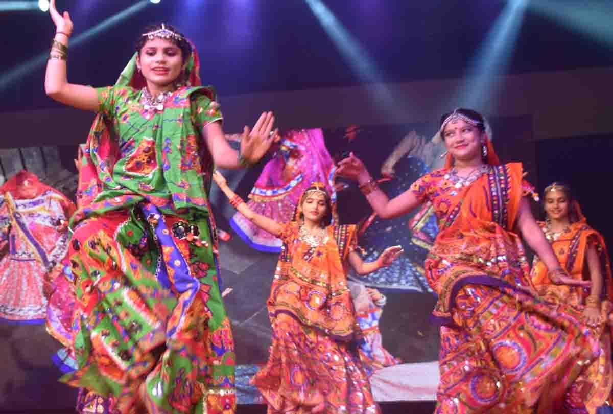 girls dance performance in school function
