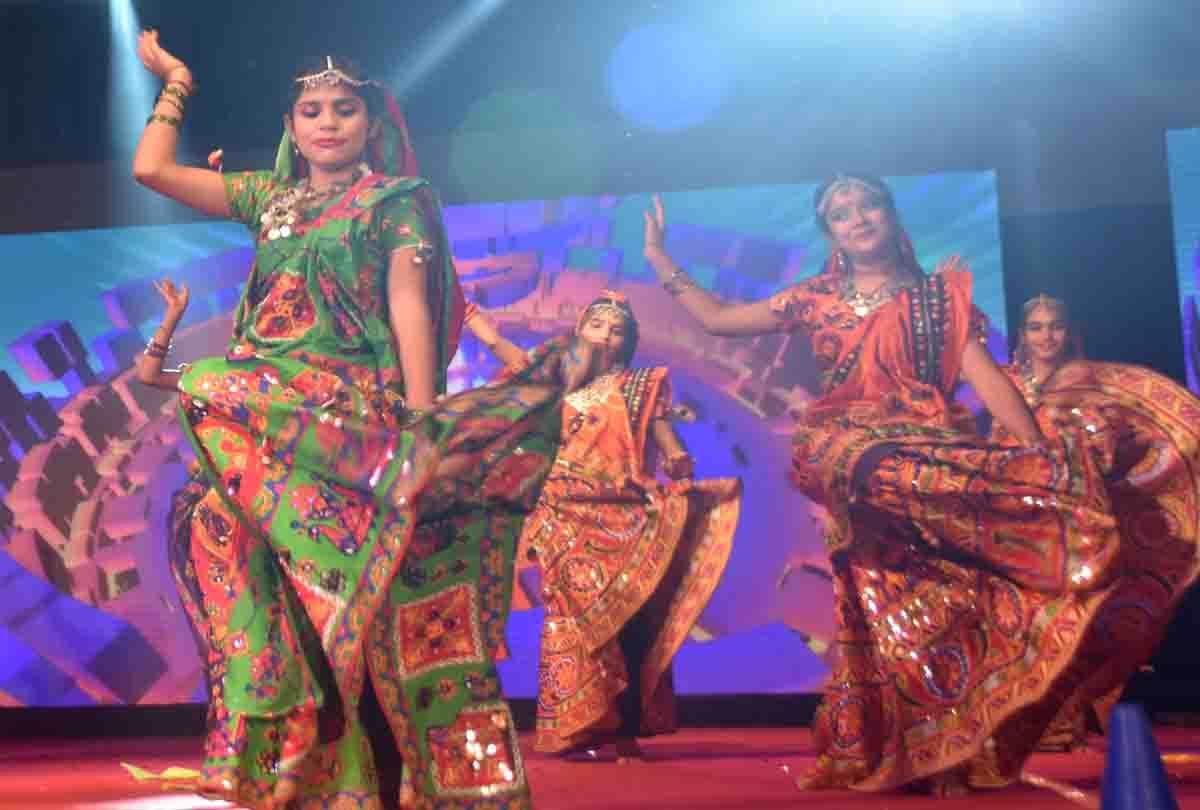 girls dance performance in school function