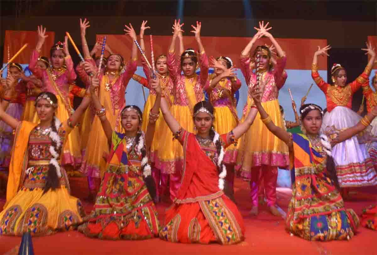 girls dance performance in school function