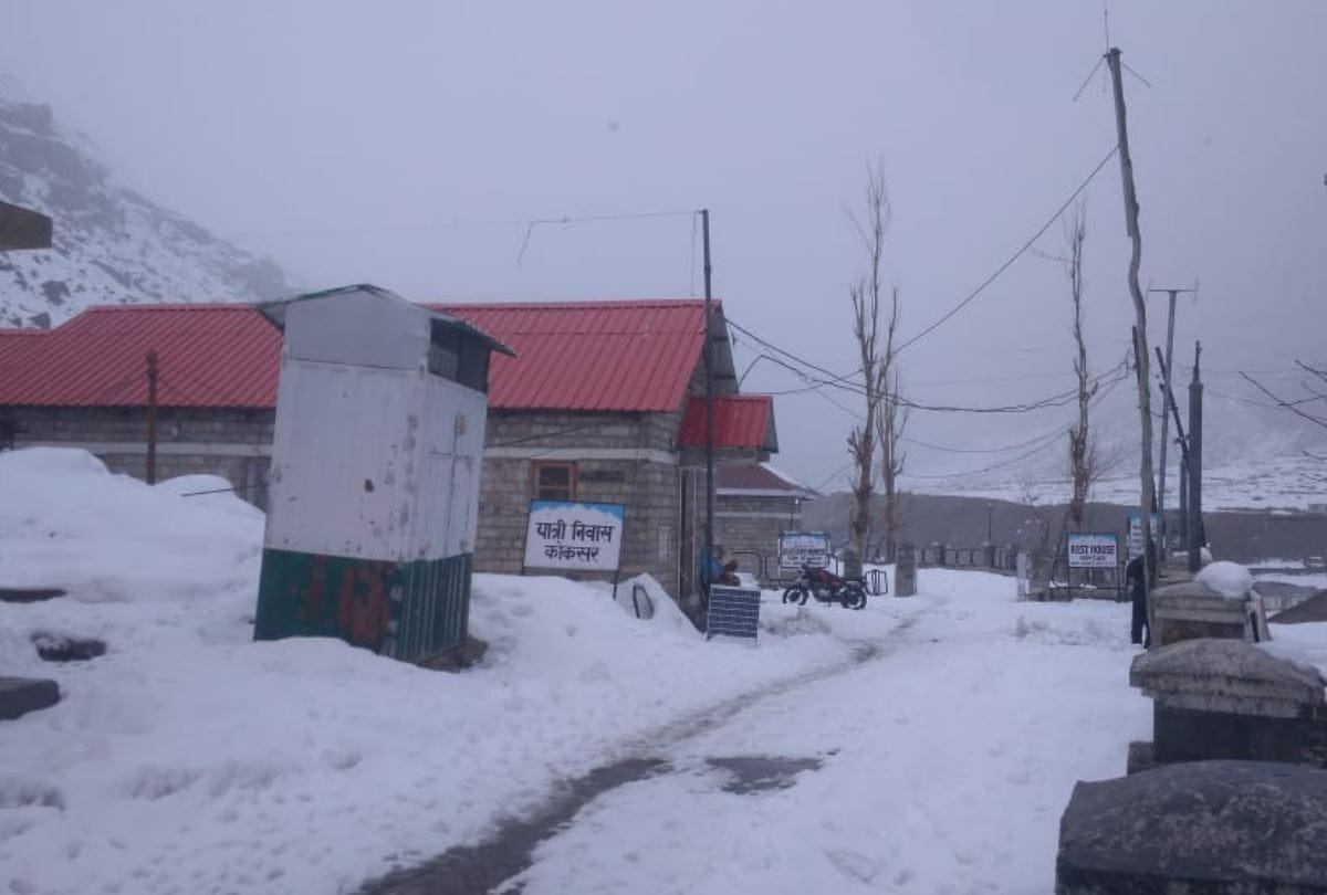 fresh snowfall in Koksar Keylong rohtang lahaul spiti and kinnaur himachal pradesh