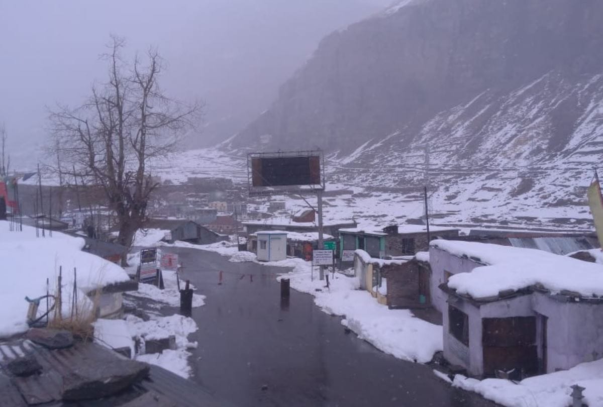 fresh snowfall in Koksar Keylong rohtang lahaul spiti and kinnaur himachal pradesh