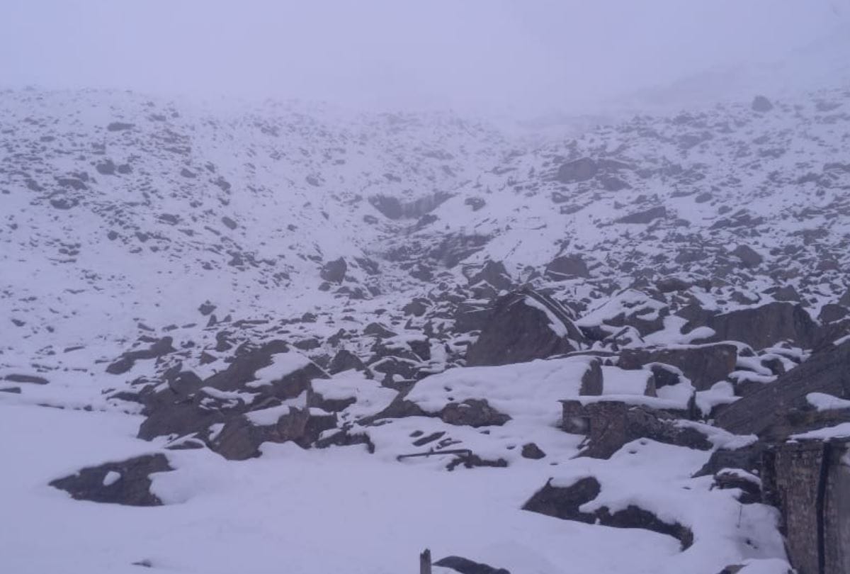 fresh snowfall in Koksar Keylong rohtang lahaul spiti and kinnaur himachal pradesh