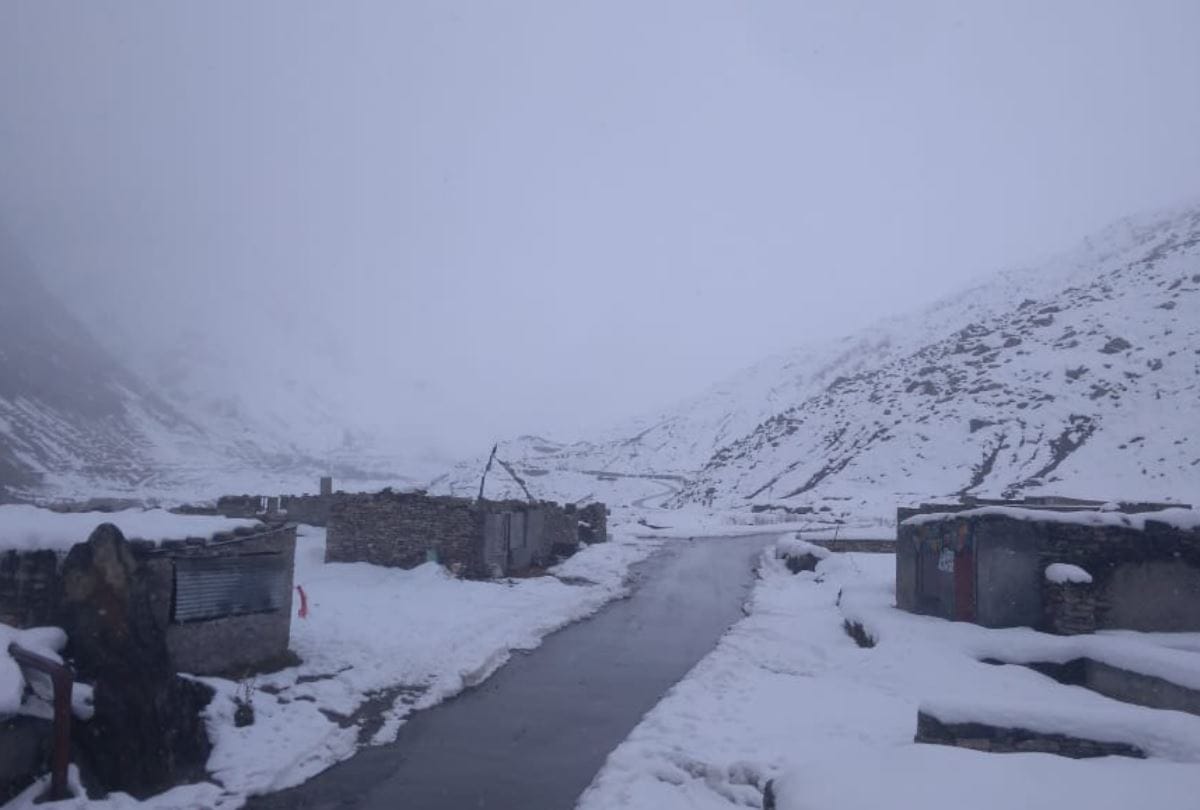fresh snowfall in Koksar Keylong rohtang lahaul spiti and kinnaur himachal pradesh