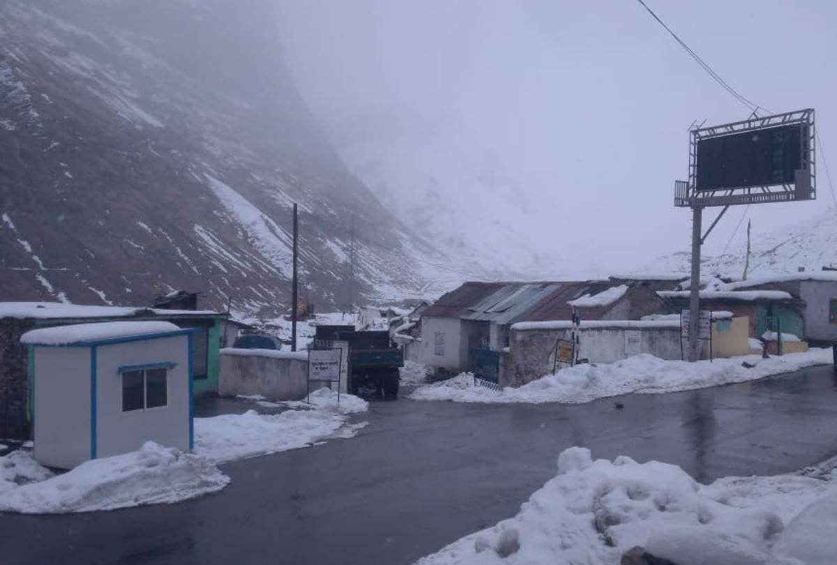 fresh snowfall in Koksar Keylong rohtang lahaul spiti and kinnaur himachal pradesh