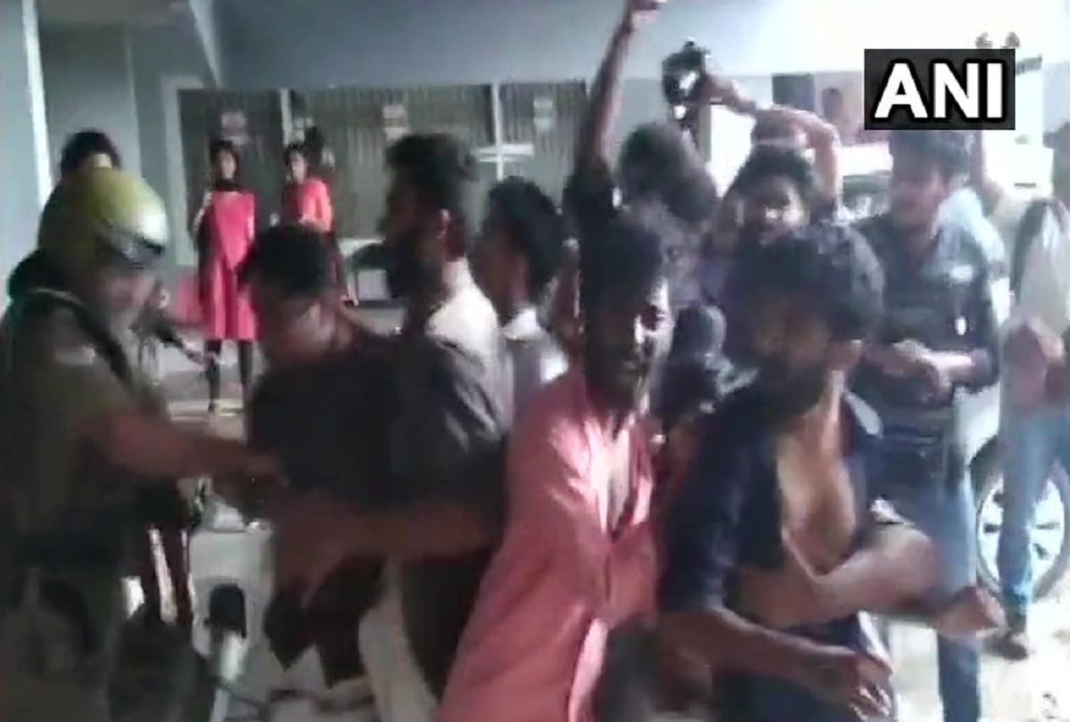 Kerala Wayanad Girl killed due to teacher careless snake bite, people demonstrated