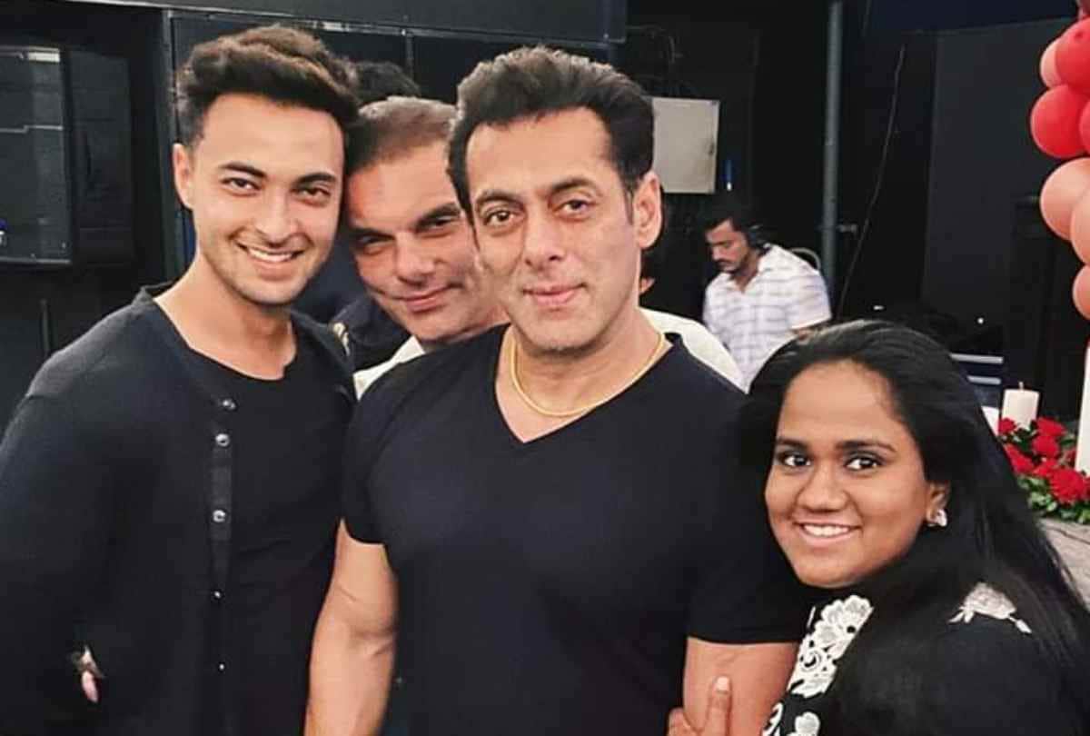 Helen Birthday Celebration Pics Salman Khan to Arpita Khan Inside Photo