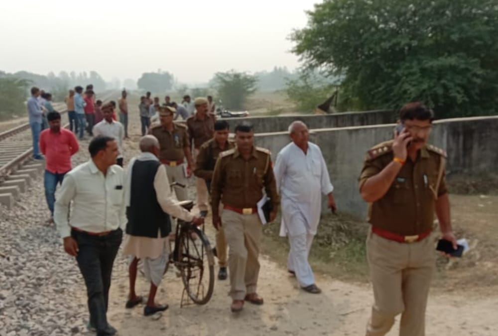a train hits a tractor trolly in bhadokhar in Raebareli.