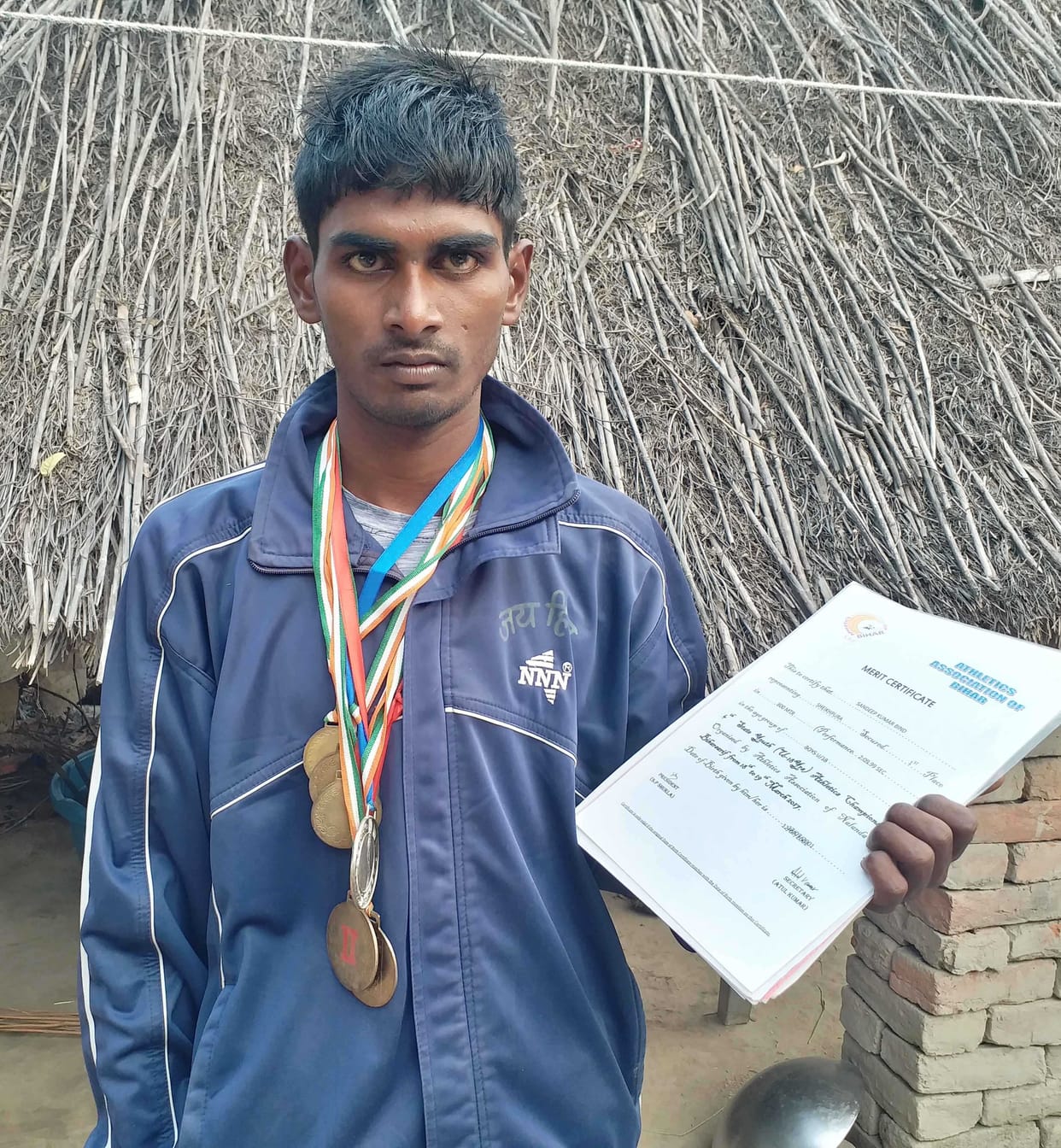 Sandeep is moving ahead of the flight of spirits due to lack of resources in Bhadohi