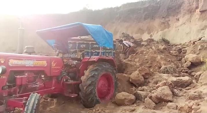 Worker dies due to falling of mound, fellow serious