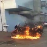 बाइक में लगी आग (सांकेतिक तस्वीर)