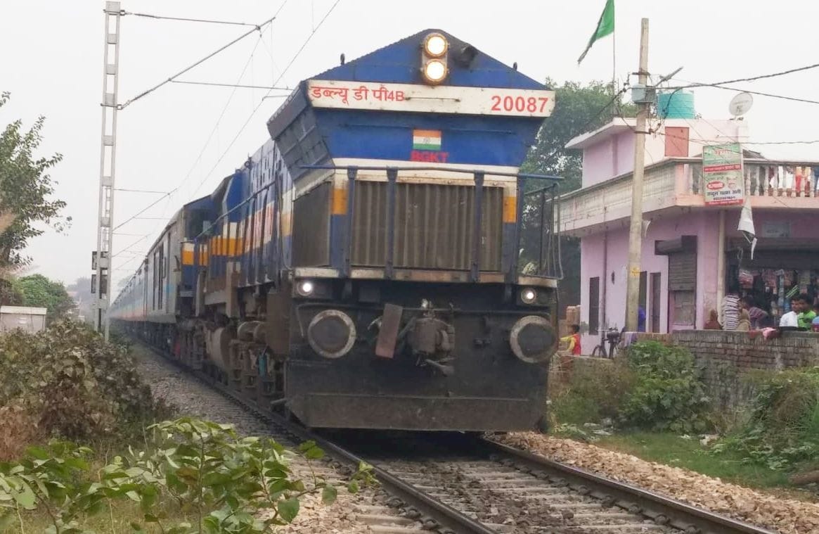 krosing par laga jaam, das minat rukee eksapres