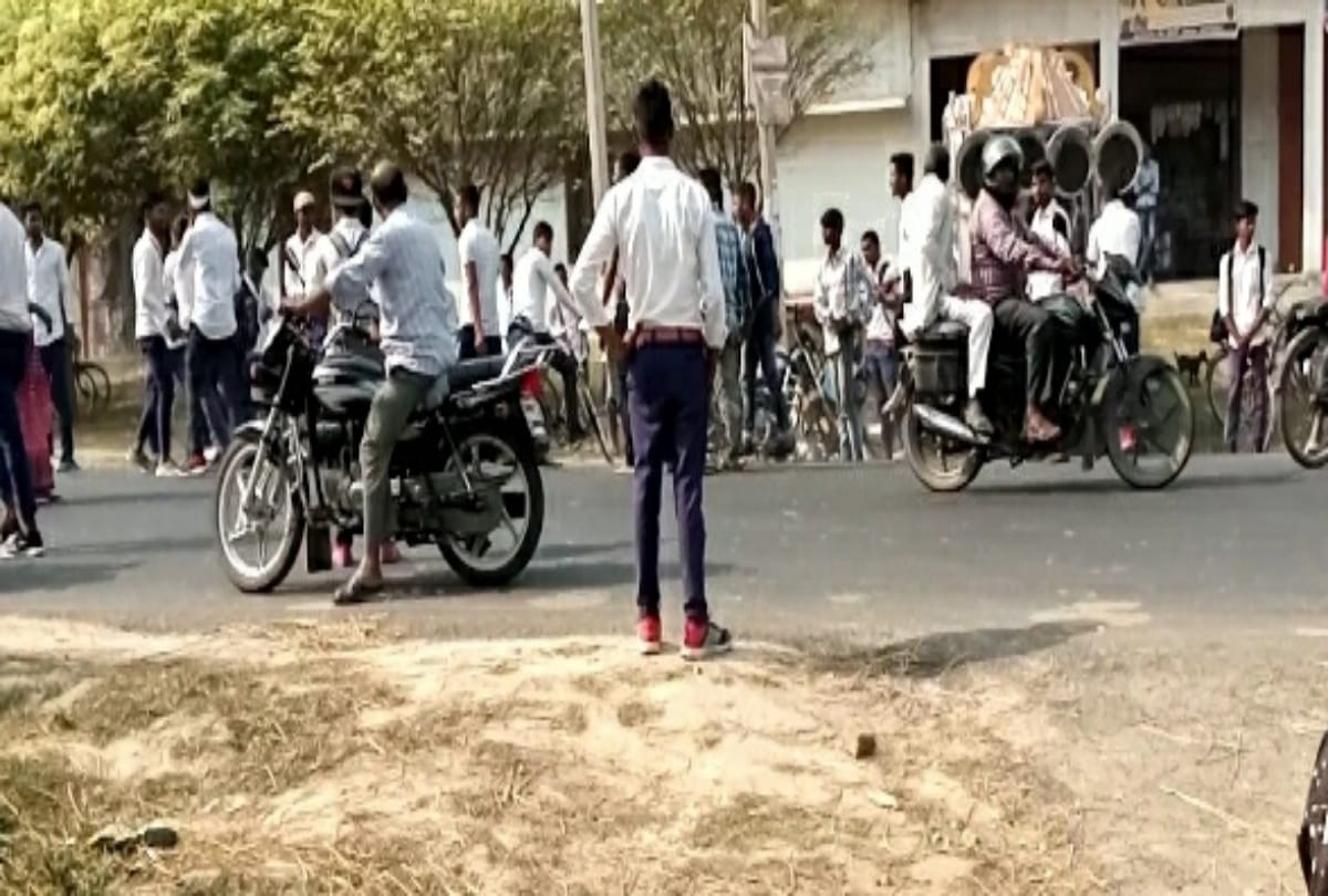 Dispute between two groups of students in Maharajganj
