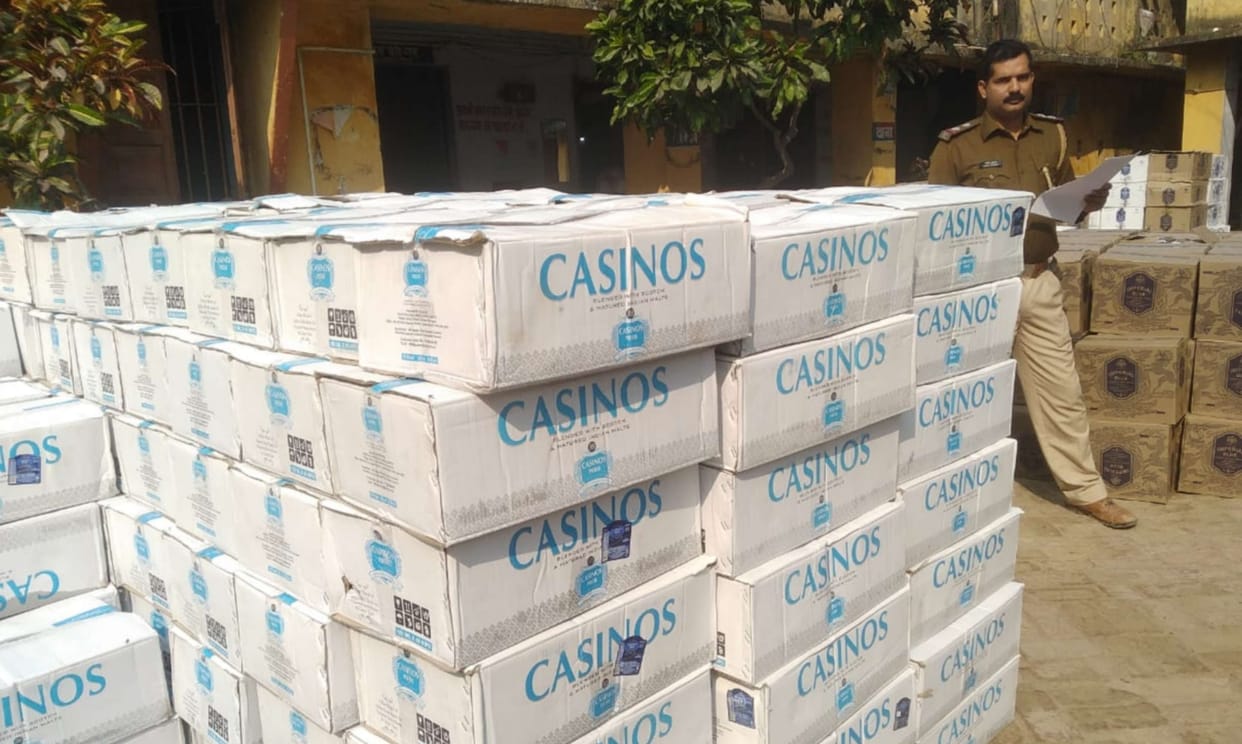 Saved from here, Bihar Police caught a truck carrying liquor