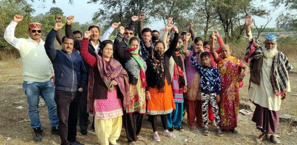 People angry at the government regarding the disposal of the garbage disposal center
