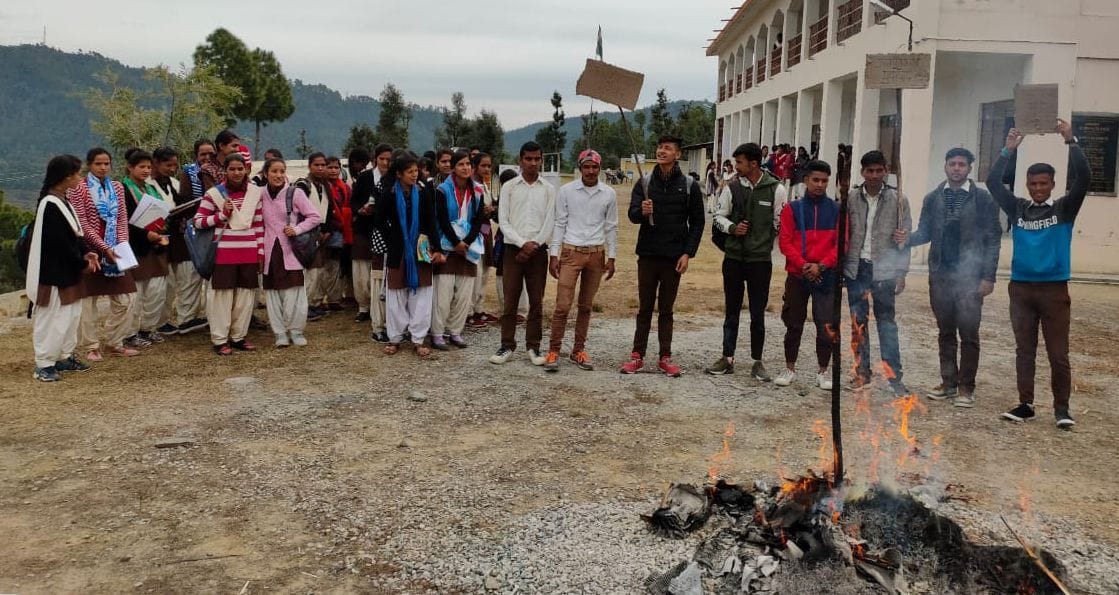 Students burnt effigy of Higher Education Minister in Gurudabanj