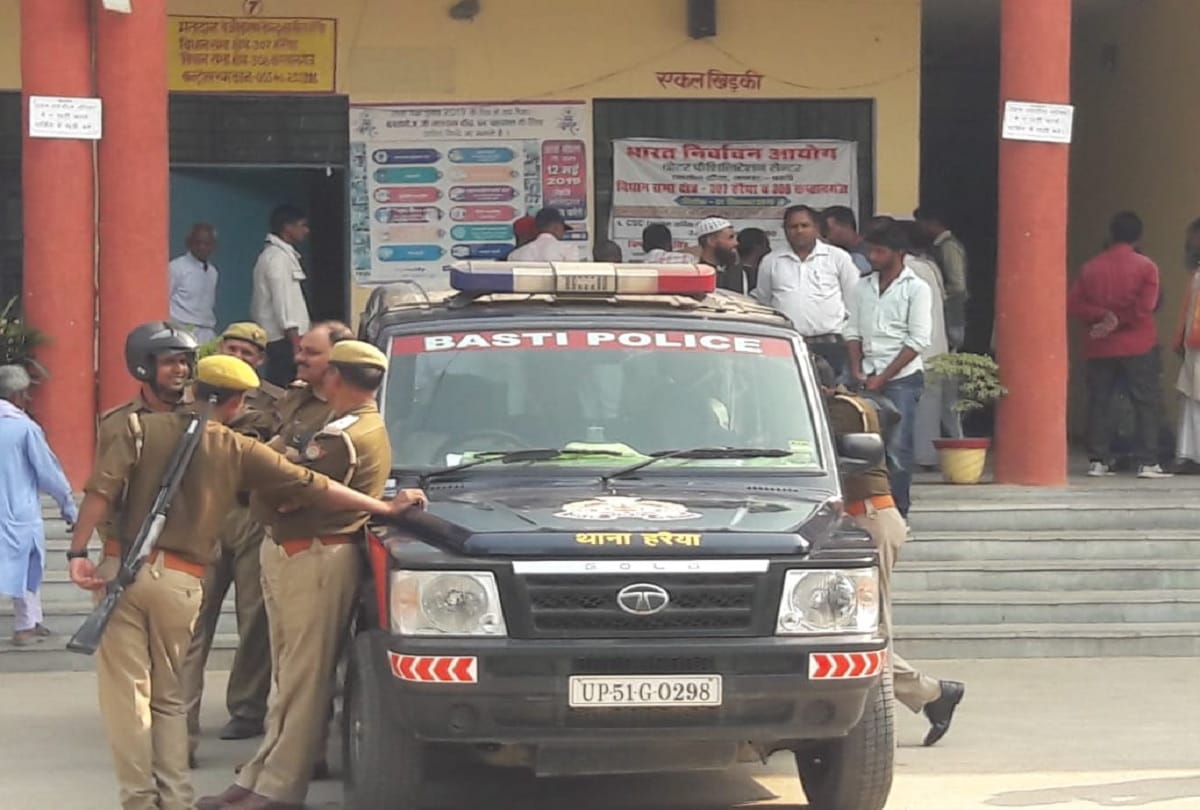 UP Haraiya Lekhpal beaten by advocates on protest