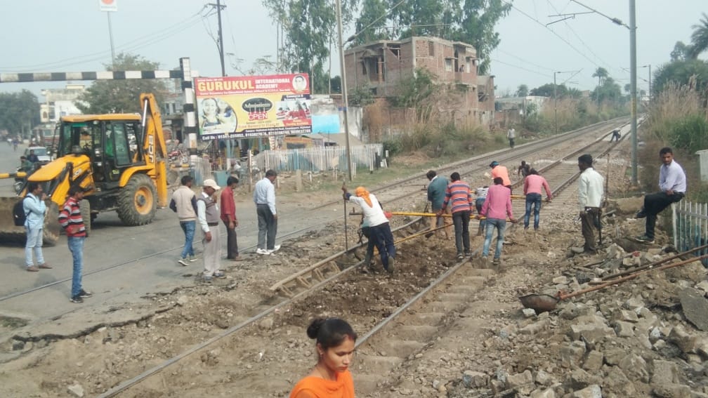 Road traffic stopped for changing the railway track