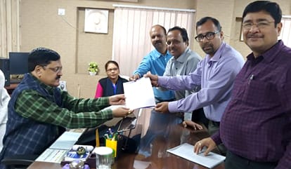 Businessmen given memorandam of thier demands in commercial tax department