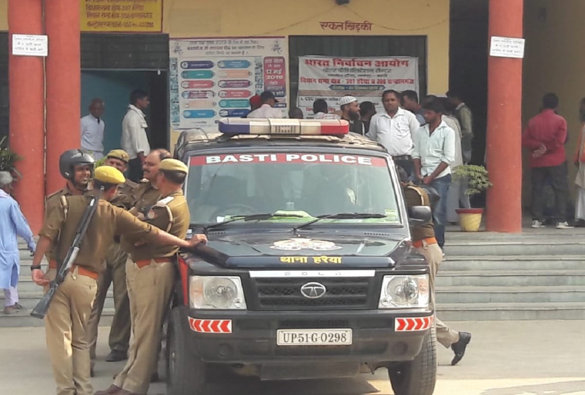 Advocate violent in Harraiya slapped Lekhpal