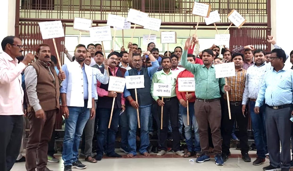 elctricity employee protested infront of ExEn