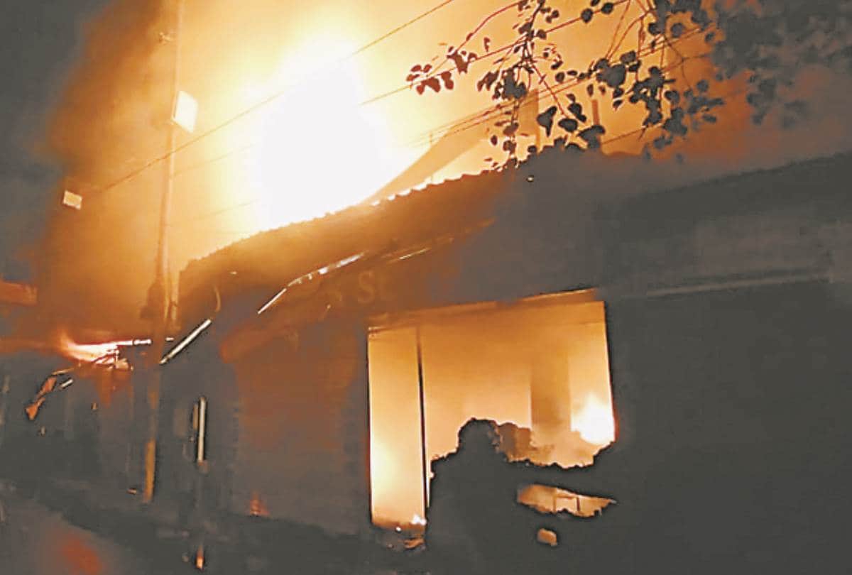 fire broke out in seven shops in lucknow