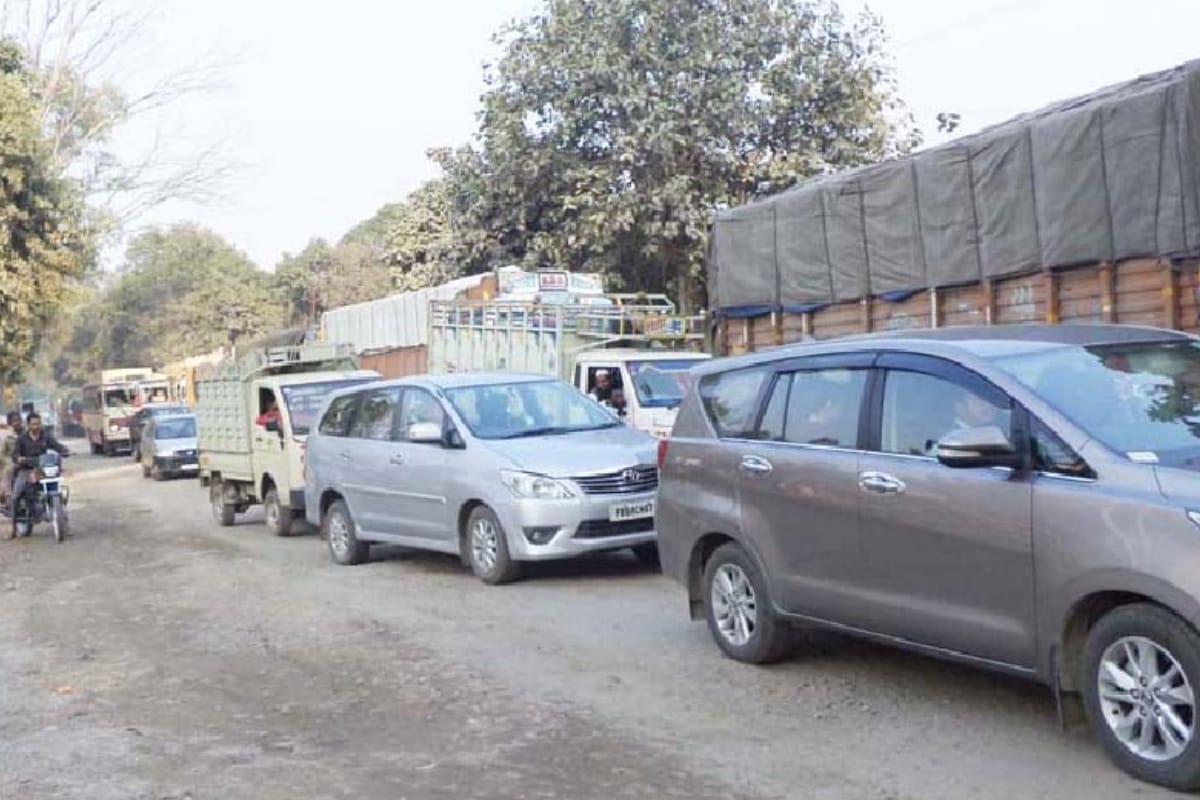Roorkee: Truck stuck in pit on Dehradun highway, traffic jam two km