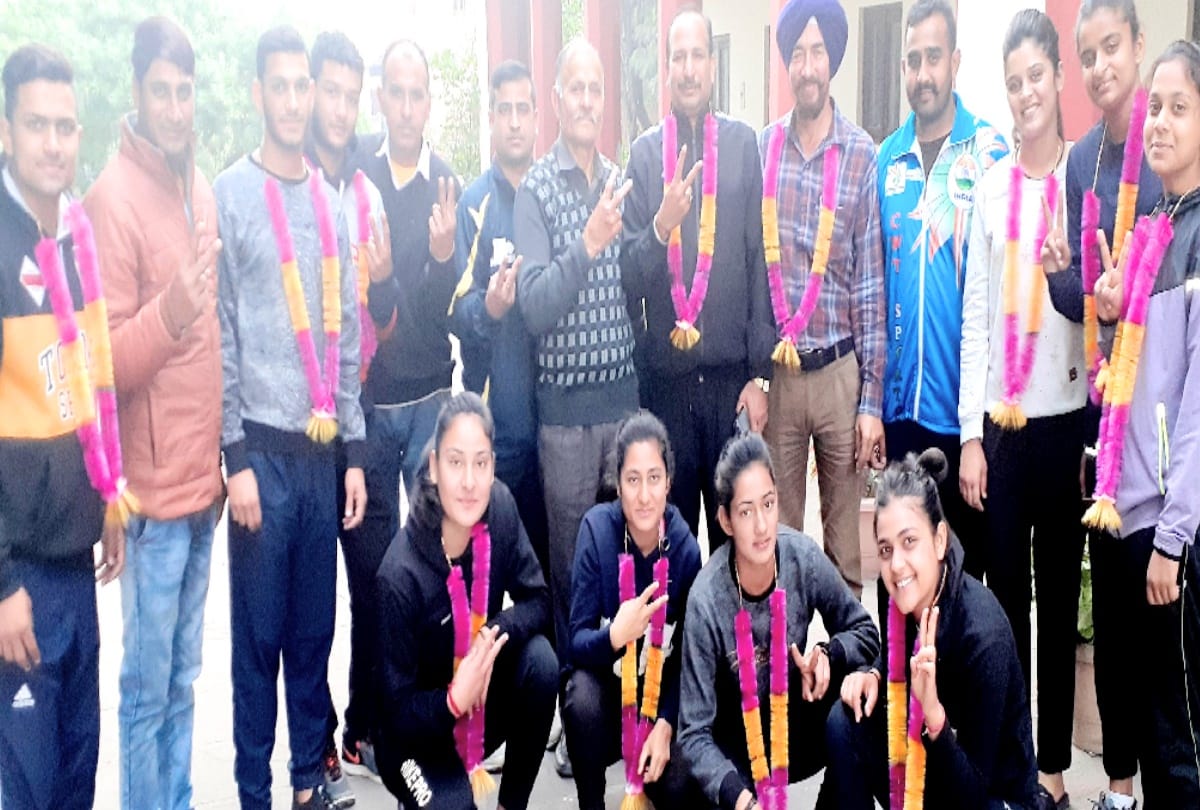 Himachal kabaddi team won bronze medal, Padmashri Ajay Thakur's father welcomed in Nalagarh
