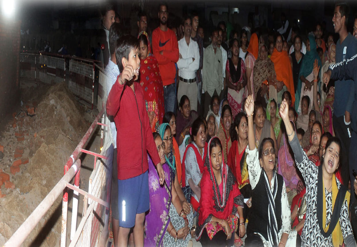 People sitting on dharna along with counselor on closing path of kanpur IIT from Nankari