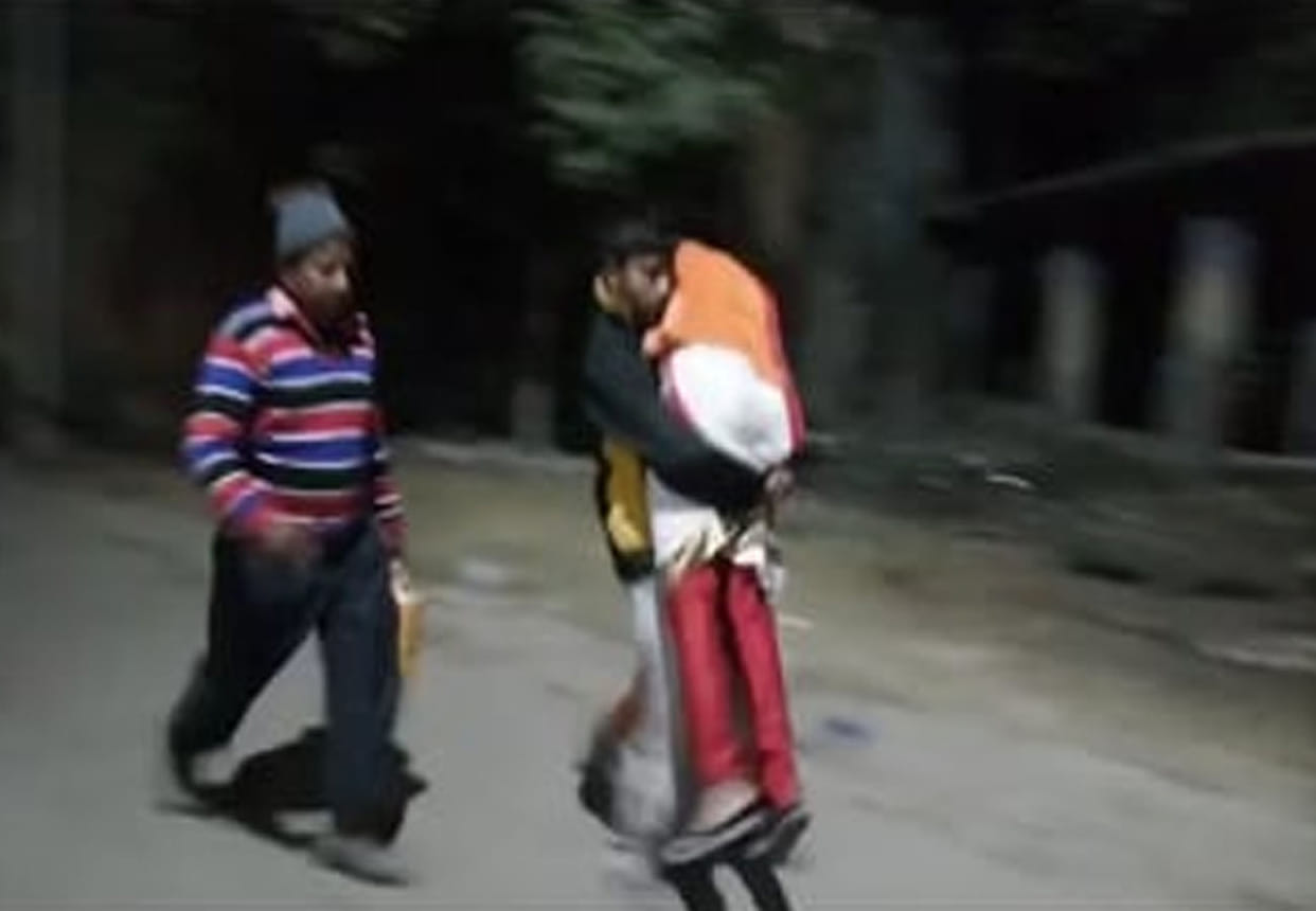 When stretcher was not found in Hallet Hospital, brother took the sister on the shoulder