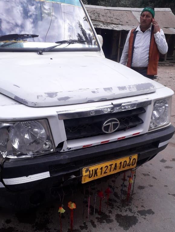Elephant attacked two jeeps