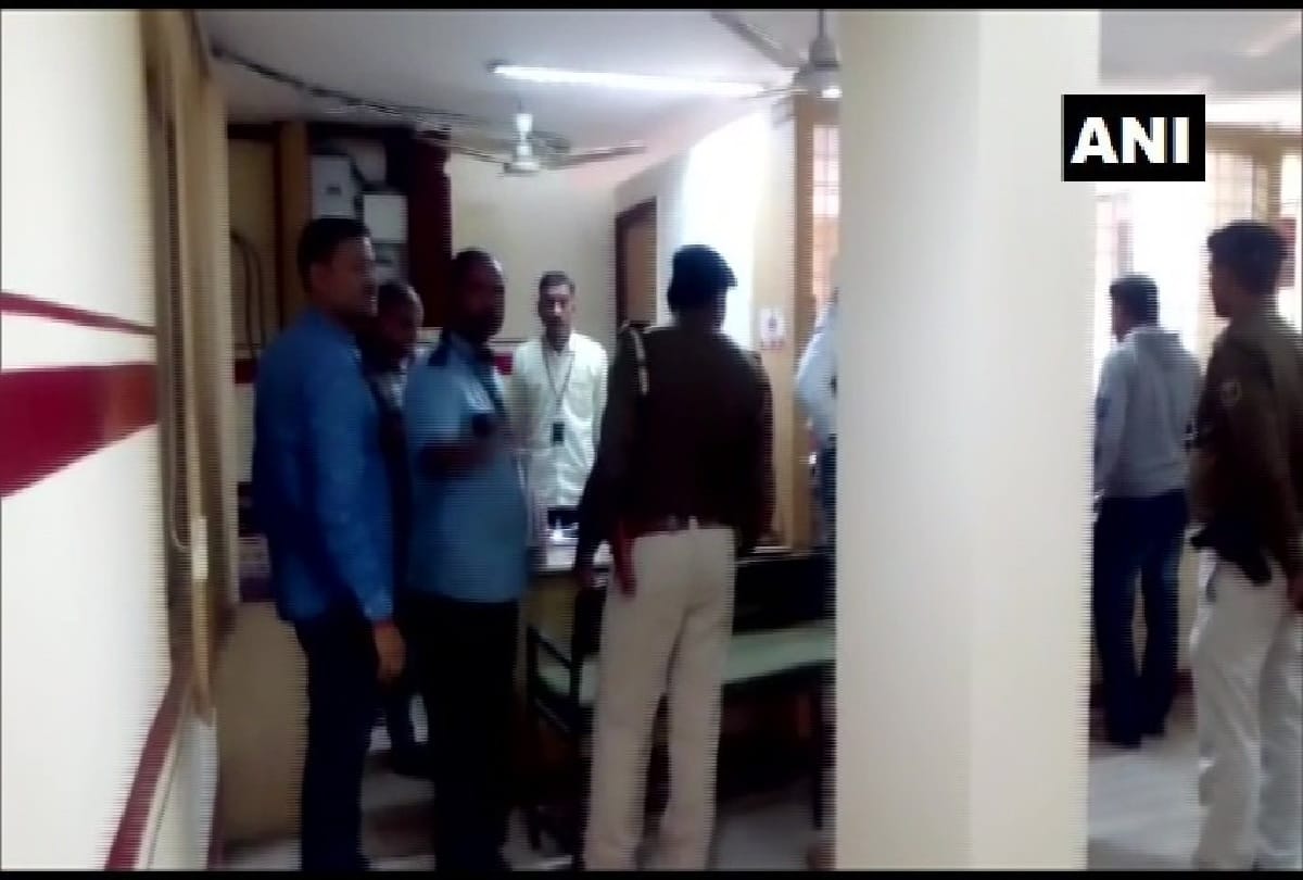 6-7 unknown armed miscreants looted 55 kg gold from from Muthoot Finance in Hajipur Bihar