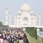 ताजमहल में पर्यटकों की भीड़