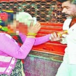 छेड़छाड़ पर व्यक्ति की पिटाई लगाती महिला