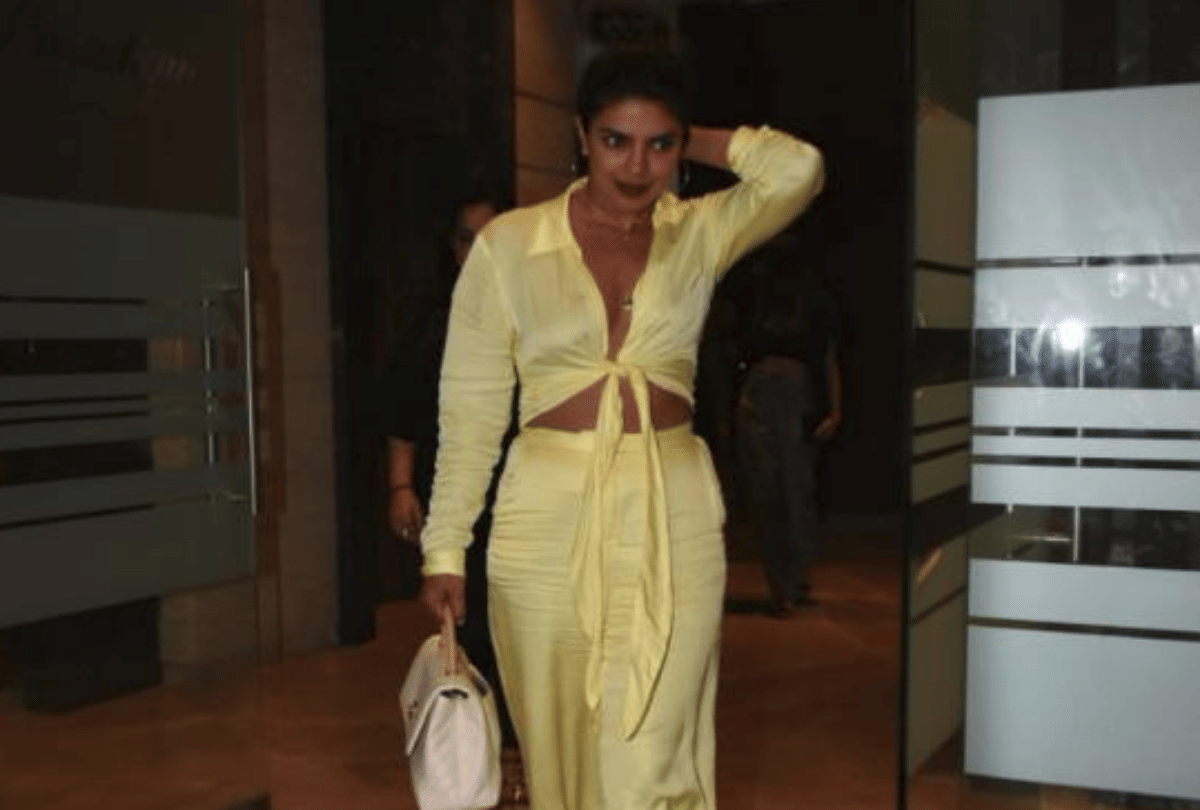 priyanka chopra dance with vaani kapoor on hrithik roshan song ghungru toot gaye