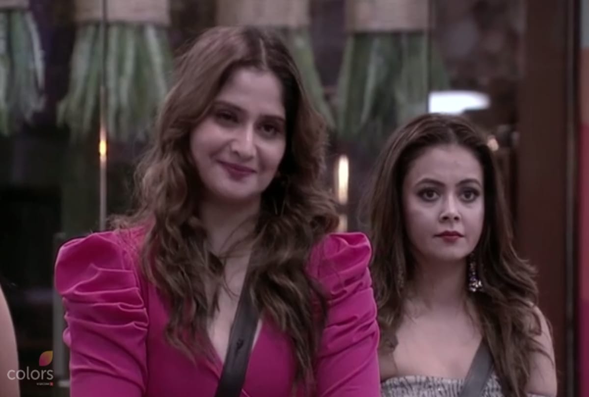 Akanksha Puri says to Salman Khan she Will Burn boyfriend Paras Chhabra Calories as he comes Home