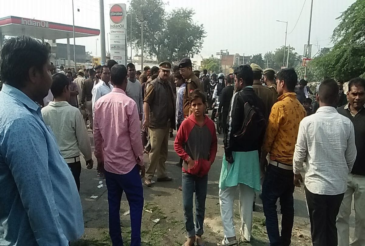 Uncontrolled truck collided auto and bike in a crowded market Six Injured Agra