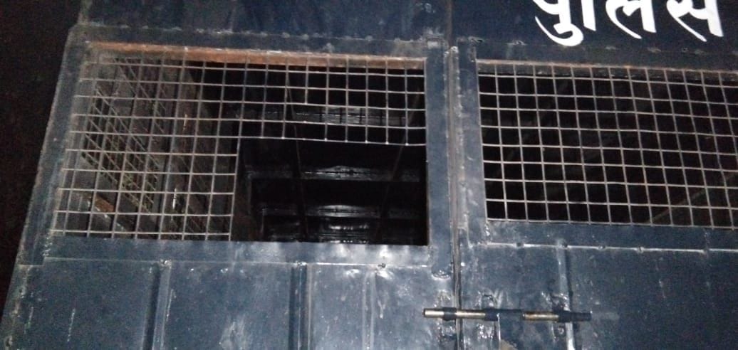 Aligarh: Two notorious criminals absconded from police van