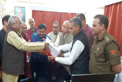 फैसले के प्रति सौंपते हुए