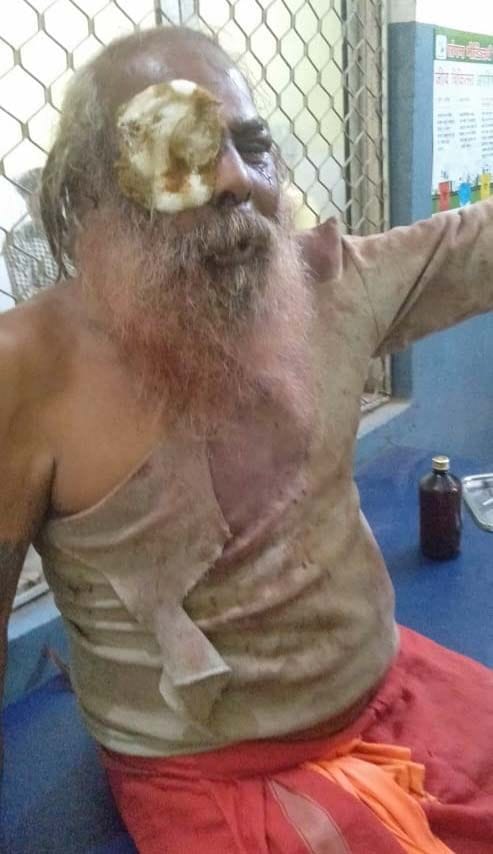 Pratapgarh: beating and throwing priest in Bhupiamau
