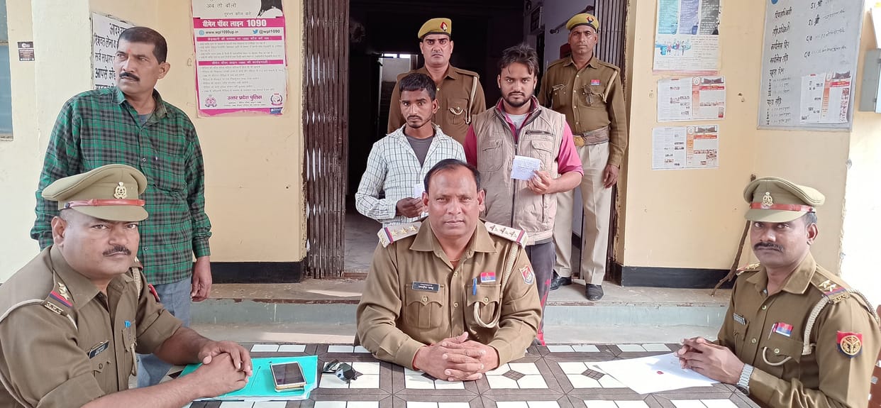 Hathras: Police arrested two thieves, stolen mobile and cash recovered