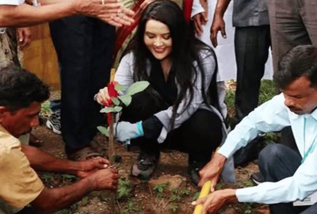 do you know about maharashtra cm devendra fadnavis wife