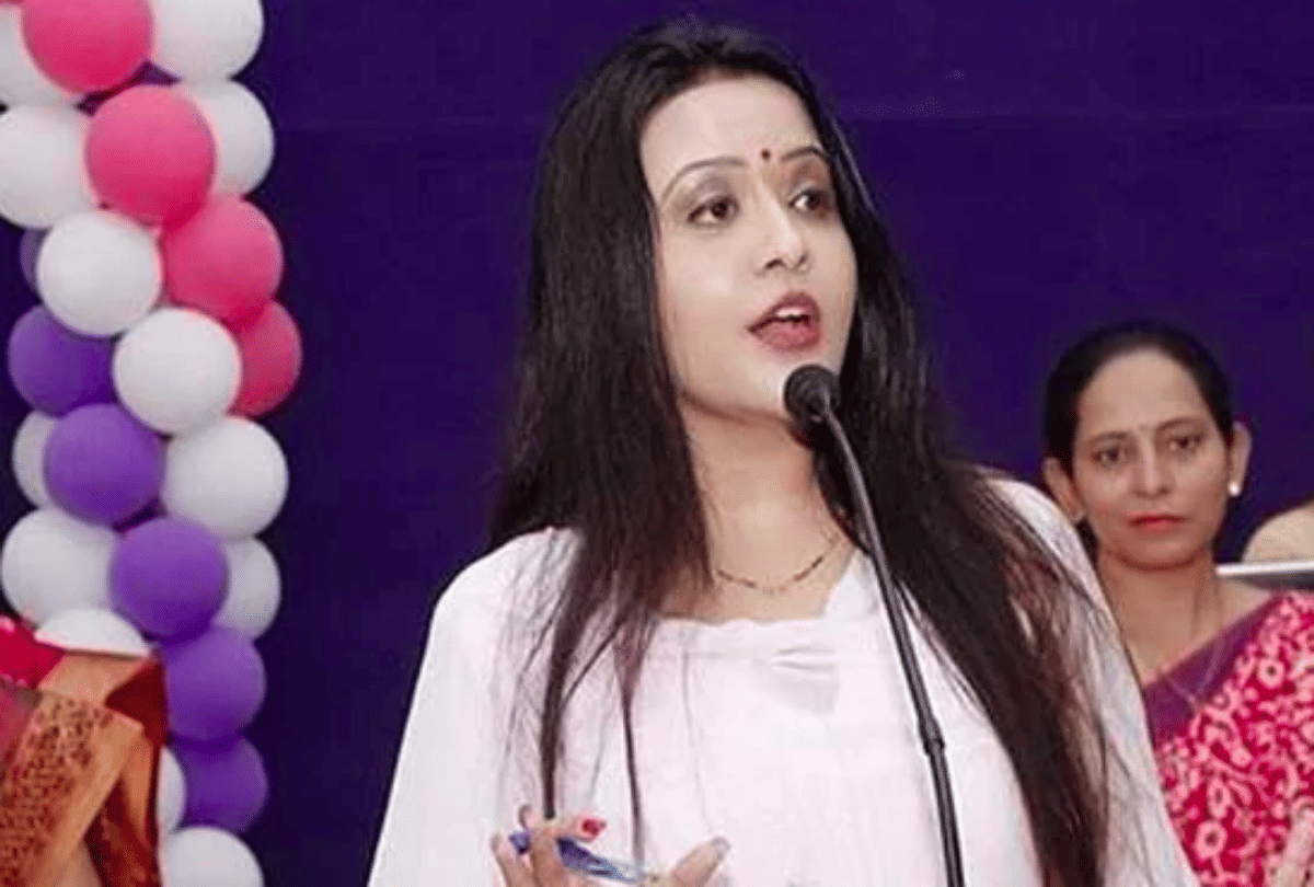 do you know about maharashtra cm devendra fadnavis wife