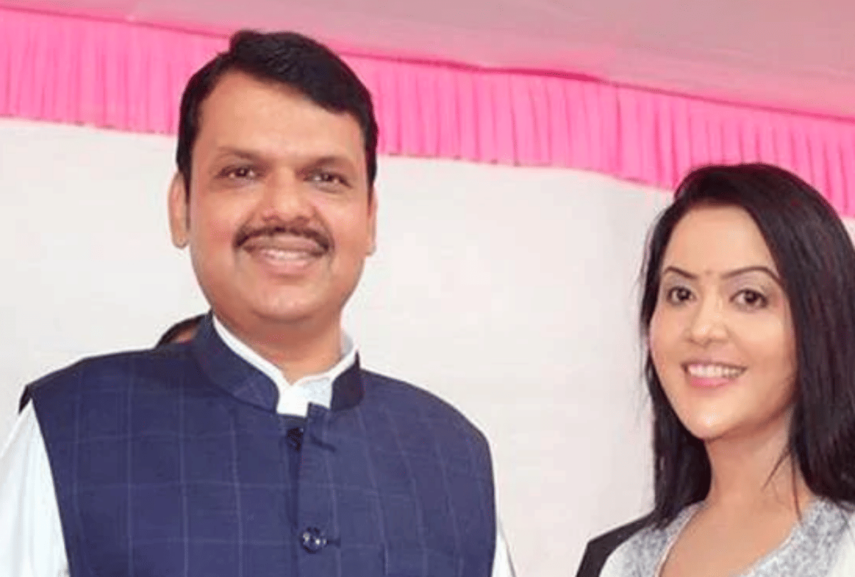 do you know about maharashtra cm devendra fadnavis wife