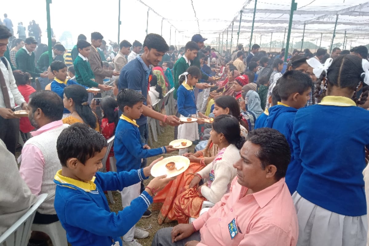 children made a record by washing  parents feet together and blessed in iimt ganganagar Meerut