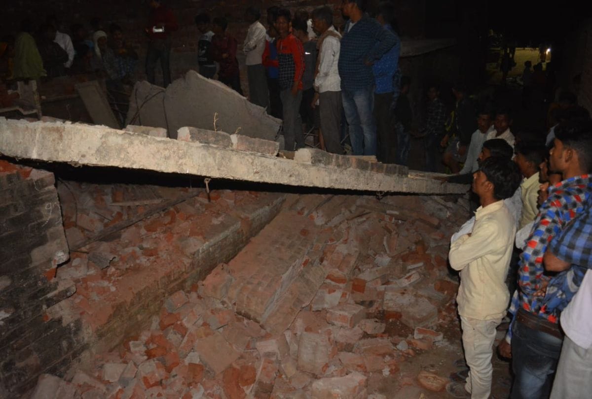 Worker death due to collapse of house roof in Firozabad
