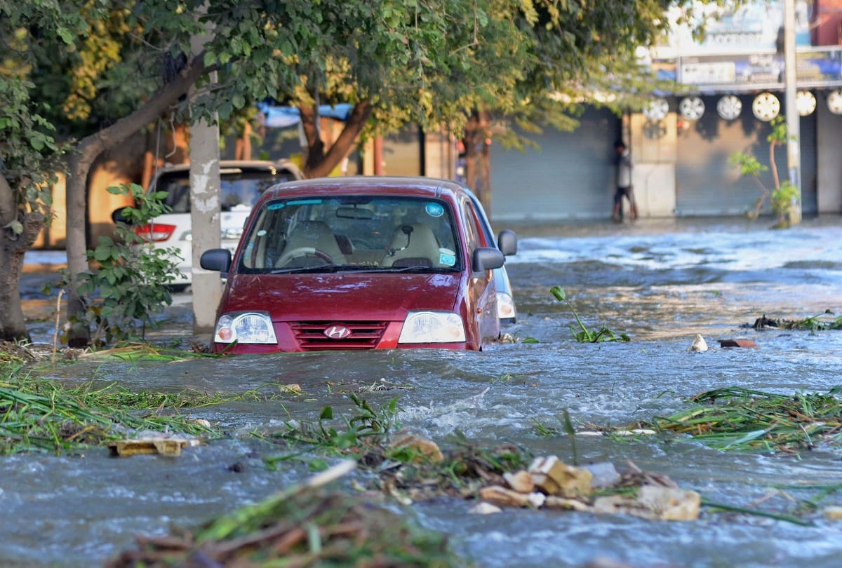 Bengaluru: Water overflowed on roads and entered houses, Hulimavu lake breached