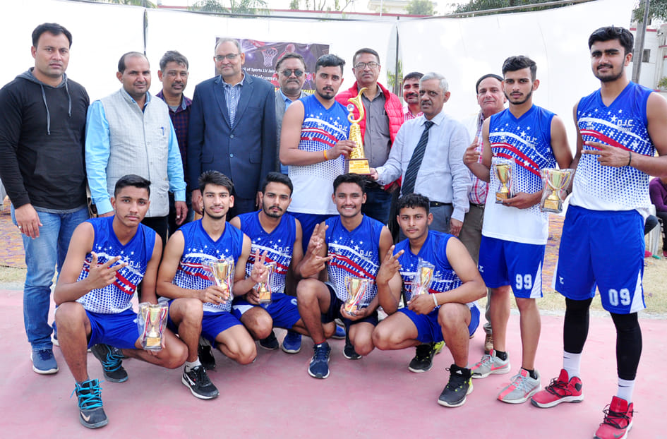DJ College Barout's team becomes winner in men's category